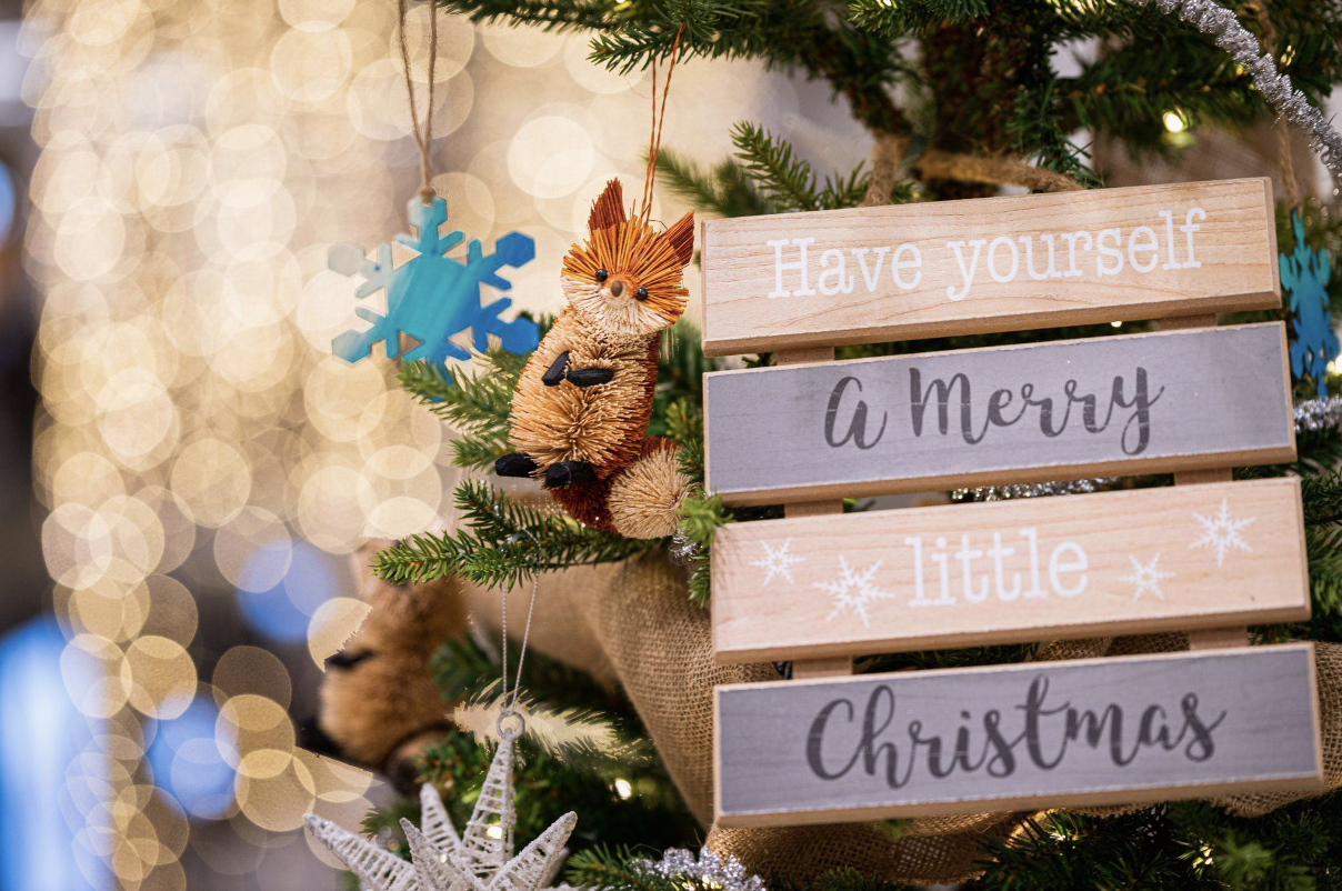 Choosing Full Artificial Christmas Trees and Lighted Toppers